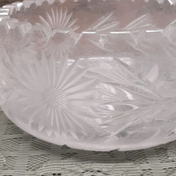 Elegant Heavy Cut Glass sawtooth rim 7" Bowl Pinwheel & Star of David Center - Picture 3 of 6